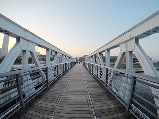 สะพานใกล้ตึกแดง yokohama